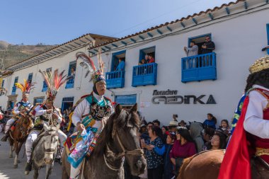 Geleneksel kostümlü dansçılar ve kalabalık Virgen del Carmen 'in şenliğini koreografilerle kutluyorlar. Temmuz 2023, Paucartambo. Cusco Peru.