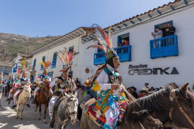 Geleneksel kostümlü dansçılar ve kalabalık Virgen del Carmen 'in şenliğini koreografilerle kutluyorlar. Temmuz 2023, Paucartambo. Cusco Peru.