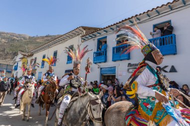 Geleneksel kostümlü dansçılar ve kalabalık Virgen del Carmen 'in şenliğini koreografilerle kutluyorlar. Temmuz 2023, Paucartambo. Cusco Peru.