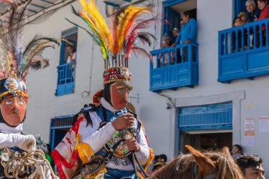 Geleneksel kostümlü dansçılar ve kalabalık Virgen del Carmen 'in şenliğini koreografilerle kutluyorlar. Temmuz 2023, Paucartambo. Cusco Peru.