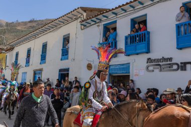Geleneksel kostümlü dansçılar ve kalabalık Virgen del Carmen 'in şenliğini koreografilerle kutluyorlar. Temmuz 2023, Paucartambo. Cusco Peru.