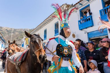 Geleneksel kostümlü dansçılar ve kalabalık Virgen del Carmen 'in şenliğini koreografilerle kutluyorlar. Temmuz 2023, Paucartambo. Cusco Peru.