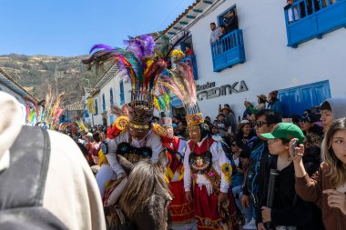 Geleneksel kostümlü dansçılar ve kalabalık Virgen del Carmen 'in şenliğini koreografilerle kutluyorlar. Temmuz 2023, Paucartambo. Cusco Peru.