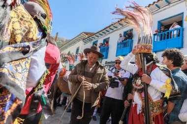 Geleneksel kostümlü dansçılar ve kalabalık Virgen del Carmen 'in şenliğini koreografilerle kutluyorlar. Temmuz 2023, Paucartambo. Cusco Peru.