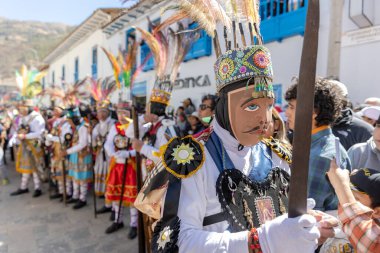Geleneksel kostümlü dansçılar ve kalabalık Virgen del Carmen 'in şenliğini koreografilerle kutluyorlar. Temmuz 2023, Paucartambo. Cusco Peru.
