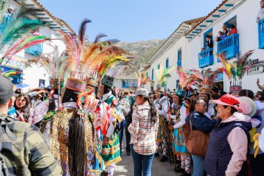 Geleneksel kostümlü dansçılar ve kalabalık Virgen del Carmen 'in şenliğini koreografilerle kutluyorlar. Temmuz 2023, Paucartambo. Cusco Peru.