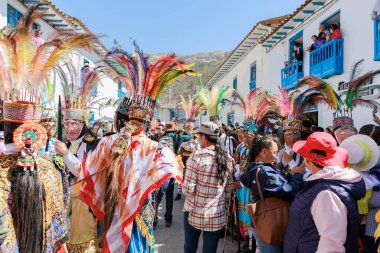 Geleneksel kostümlü dansçılar ve kalabalık Virgen del Carmen 'in şenliğini koreografilerle kutluyorlar. Temmuz 2023, Paucartambo. Cusco Peru.