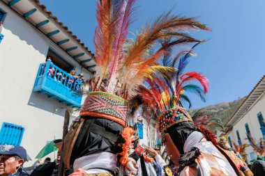 Geleneksel kostümlü dansçılar ve kalabalık Virgen del Carmen 'in şenliğini koreografilerle kutluyorlar. Temmuz 2023, Paucartambo. Cusco Peru.