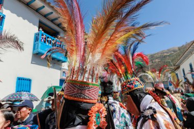 Geleneksel kostümlü dansçılar ve kalabalık Virgen del Carmen 'in şenliğini koreografilerle kutluyorlar. Temmuz 2023, Paucartambo. Cusco Peru.