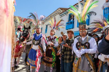 Geleneksel kostümlü dansçılar ve kalabalık Virgen del Carmen 'in şenliğini koreografilerle kutluyorlar. Temmuz 2023, Paucartambo. Cusco Peru.
