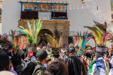 Geleneksel kostümlü dansçılar ve kalabalık Virgen del Carmen 'in şenliğini koreografilerle kutluyorlar. Temmuz 2023, Paucartambo. Cusco Peru.