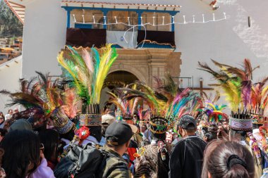 Geleneksel kostümlü dansçılar ve kalabalık Virgen del Carmen 'in şenliğini koreografilerle kutluyorlar. Temmuz 2023, Paucartambo. Cusco Peru.