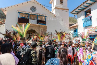 Geleneksel kostümlü dansçılar ve kalabalık Virgen del Carmen 'in şenliğini koreografilerle kutluyorlar. Temmuz 2023, Paucartambo. Cusco Peru.