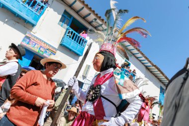 Geleneksel kostümlü dansçılar ve kalabalık Virgen del Carmen 'in şenliğini koreografilerle kutluyorlar. Temmuz 2023, Paucartambo. Cusco Peru.