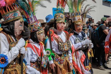 Geleneksel kostümlü dansçılar ve kalabalık Virgen del Carmen 'in şenliğini koreografilerle kutluyorlar. Temmuz 2023, Paucartambo. Cusco Peru.
