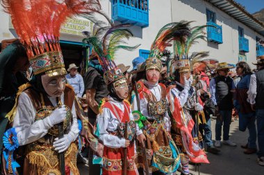 Geleneksel kostümlü dansçılar ve kalabalık Virgen del Carmen 'in şenliğini koreografilerle kutluyorlar. Temmuz 2023, Paucartambo. Cusco Peru.