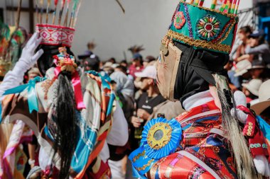 Geleneksel kostümlü dansçılar ve kalabalık Virgen del Carmen 'in şenliğini koreografilerle kutluyorlar. Temmuz 2023, Paucartambo. Cusco Peru.