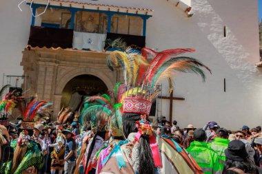 Geleneksel kostümlü dansçılar ve kalabalık Virgen del Carmen 'in şenliğini koreografilerle kutluyorlar. Temmuz 2023, Paucartambo. Cusco Peru.