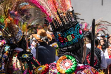 Geleneksel kostümlü dansçılar ve kalabalık Virgen del Carmen 'in şenliğini koreografilerle kutluyorlar. Temmuz 2023, Paucartambo. Cusco Peru.