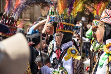 Geleneksel kostümlü dansçılar ve kalabalık Virgen del Carmen 'in şenliğini koreografilerle kutluyorlar. Temmuz 2023, Paucartambo. Cusco Peru.