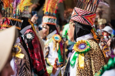Geleneksel kostümlü dansçılar ve kalabalık Virgen del Carmen 'in şenliğini koreografilerle kutluyorlar. Temmuz 2023, Paucartambo. Cusco Peru.