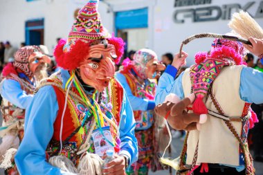 Geleneksel kostümlü dansçılar ve kalabalık Virgen del Carmen 'in şenliğini koreografilerle kutluyorlar. Temmuz 2023, Paucartambo. Cusco Peru.