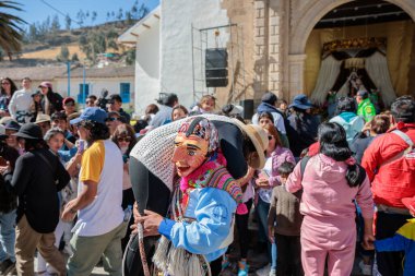 Geleneksel kostümlü dansçılar ve kalabalık Virgen del Carmen 'in şenliğini koreografilerle kutluyorlar. Temmuz 2023, Paucartambo. Cusco Peru.