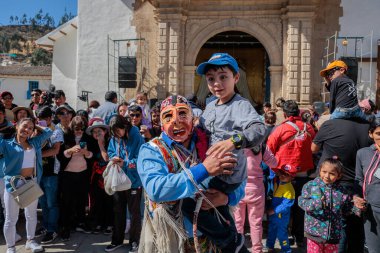 Geleneksel kostümlü dansçılar ve kalabalık Virgen del Carmen 'in şenliğini koreografilerle kutluyorlar. Temmuz 2023, Paucartambo. Cusco Peru.