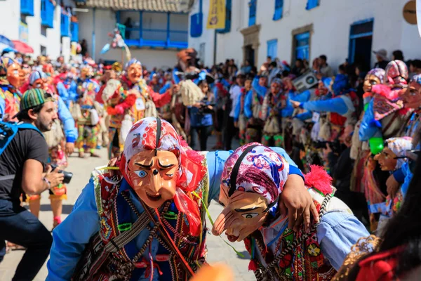 Dançarinos Trajes Tradicionais Multidões Pessoas Celebram Com Coreografias Festa Virgen — Fotografia de Stock