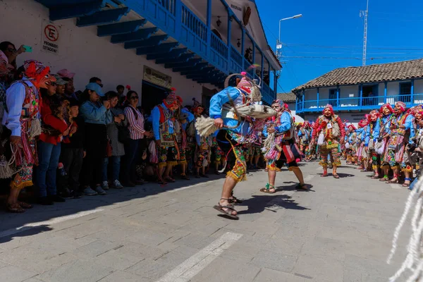 Geleneksel Kostümlü Dansçılar Kalabalık Virgen Del Carmen Şenliğini Koreografilerle Kutluyorlar — Stok fotoğraf