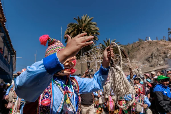 Geleneksel kostümlü dansçılar ve kalabalık Virgen del Carmen 'in şenliğini koreografilerle kutluyorlar. Temmuz 2023, Paucartambo. Cusco Peru.