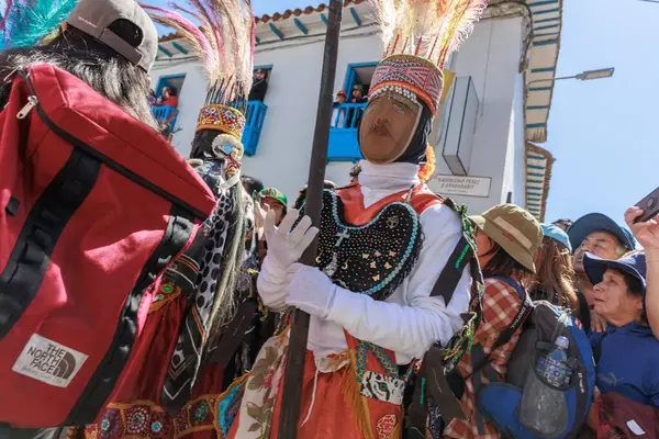身着传统服装的舞蹈演员和成群结队的人们用舞蹈来庆祝维根 德尔卡门的节日 2023年7月 Paucartambo Cusco秘鲁 — 图库照片