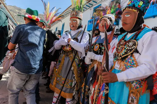 Geleneksel kostümlü dansçılar ve kalabalık Virgen del Carmen 'in şenliğini koreografilerle kutluyorlar. Temmuz 2023, Paucartambo. Cusco Peru.