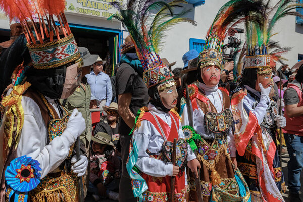Танцоры в традиционных костюмах и толпе людей празднуют с хореографией праздник Виргена дель Кармен. Июль 2023, Paucartambo. Куско-Перу.