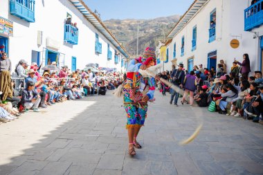 Geleneksel kostümlü dansçılar ve kalabalık Virgen del Carmen 'in şenliğini koreografilerle kutluyorlar. Temmuz 2023, Paucartambo. Cusco Peru.