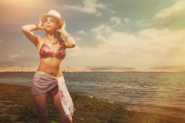 Bikinili güzel kadın.