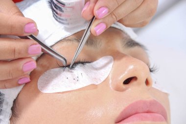 salonda güzel kadın