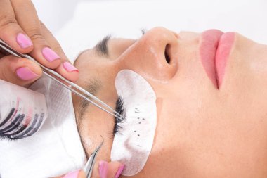 Genç bir kadın yüz tedavisi görüyor.