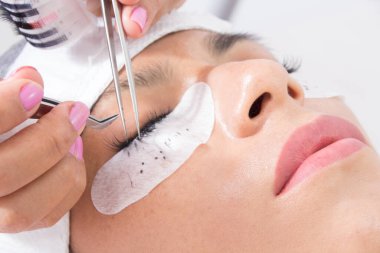 Güzellik salonunda makyaj yaptıran kadın, yakın plan.