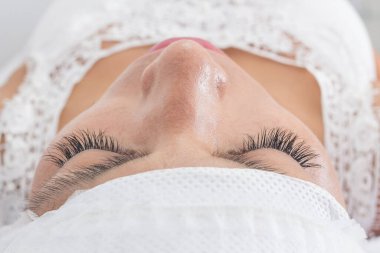 Güzeller güzeli genç bir kadının güzellik salonunda spa ameliyatı olmasına yakın durun..