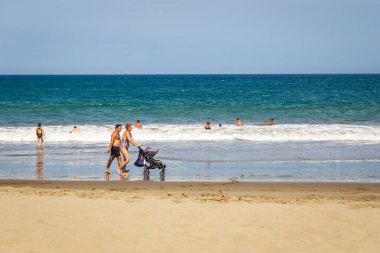 Praia dos praia de praos sahilinde yürüyen insanlar..