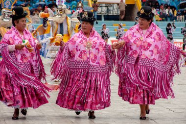 Puno, Peru 'da Candelaria Festivali. Dansçılar, Candelaria 'nın bakiresine tipik kostümlü danslarla saygı gösterirler..