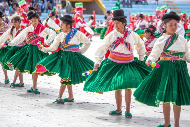 Puno, Peru 'da Candelaria Festivali. Dansçılar, Candelaria 'nın bakiresine tipik kostümlü danslarla saygı gösterirler..
