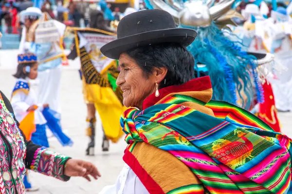 秘鲁普诺的坎德拉利亚节 舞者们穿着典雅的服装跳舞 向坎德拉利亚的处女致敬 — 图库照片