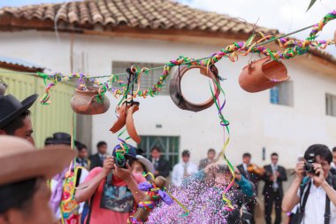 13 Şubat 2016, Huancayo, Peru. Huaylarsh dansçıları Mantaro Vadisi 'ndeki karnaval yarışmalarında gösterileri için prova yapar ve hazırlanırlar..