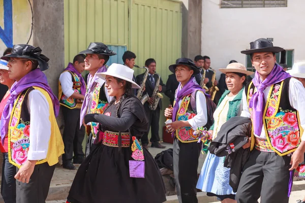 13 Şubat 2016, Huancayo, Peru. Huaylarsh dansçıları Mantaro Vadisi 'ndeki karnaval yarışmalarında gösterileri için prova yapar ve hazırlanırlar..