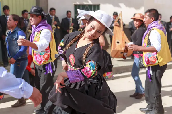13 Şubat 2016, Huancayo, Peru. Huaylarsh dansçıları Mantaro Vadisi 'ndeki karnaval yarışmalarında gösterileri için prova yapar ve hazırlanırlar..