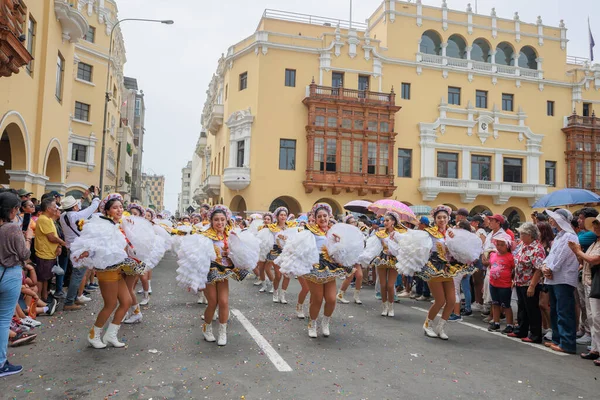 4 Şubat 2024, Lima Peru. Candelaria Bakiresi 'nin Lima Meydanı' ndaki geçit töreni..