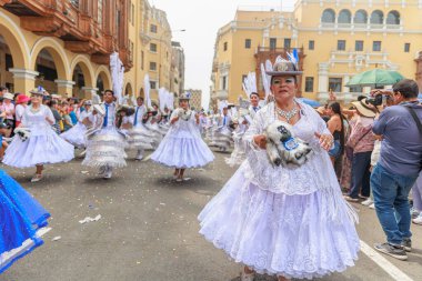 4 Şubat 2024, Lima Peru. Candelaria Bakiresi 'nin Lima Meydanı' ndaki geçit töreni..