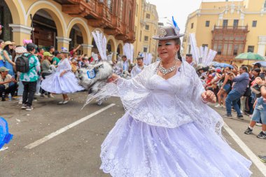 4 Şubat 2024, Lima Peru. Candelaria Bakiresi 'nin Lima Meydanı' ndaki geçit töreni..